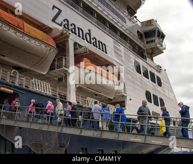 5 luglio 2012 - Borough di Juneau, Alaska, USA - La nave di crociera passeggeri attendere sulla passerella per il rilascio del nulla osta di sicurezza a bordo della Holland America linee ms Zaandam di Juneau, in Alaska, dopo una visita di porta. (Credito Immagine: © Arnold Drapkin/ZUMAPRESS.com) Foto Stock