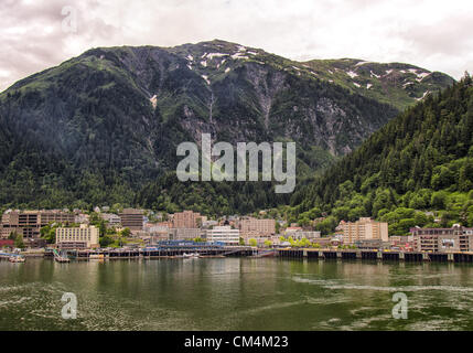 5 luglio 2012 - Borough di Juneau, Alaska, USA - Juneau, visto dal canale Gastinaeau, sorge alla base del Monte Juneau, un 3,576-piede (1,090Â m) massiccio nelle gamme Boundry. Circondata dal mare, montagne e campi di ghiaccio è stata la capitale di Alaska sin dal 1906. (Credito Immagine: © Arnold Drapkin/ZUMAPRESS.com) Foto Stock