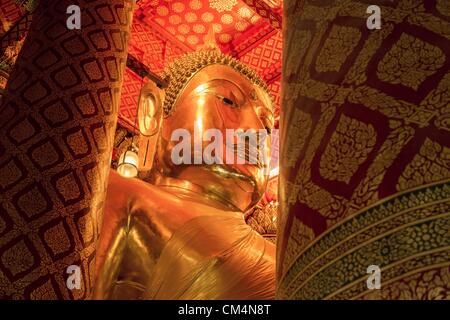 Ottobre 3, 2012 - Ayutthaya, Ayutthaya, Thailandia - il Buddha dorato statua in Wat Phananchoeng in Ayutthaya. Il tempio è la casa del più grande Buddha dorato statua in Thailandia. Il tempio è stato costruito prima della città di Ayutthaya fu stabilita. Ayutthaya è l'ex capitale imperiale di ciò che è stato poi Siam, ora la Tailandia. Fondata intorno al 1350, Ayutthaya divenne la seconda capitale del Siam dopo Sukhothai. Ayutthaya la posizione tra la Cina, l'India e l'Arcipelago Malese fatta Ayutthaya il capitale commerciale dell'rgion. Dal 1700 Ayutthaya fu la città più grande del mondo con un totale di 1 milioni di euro inh Foto Stock