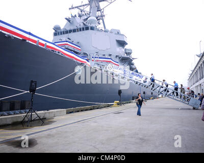 Ottobre 03, 2012 - New York, Stati Uniti - I visitatori a bordo del Navy guidato-missile PCU Michael Murphy (DDG-112) che è la sessantaduesima nave di Arleigh Burke-cacciatorpediniere della classe. I più recenti successi del destroyer Navy SEAL Lt. Michael P. Murphy, che postumo è stato premiato con la medaglia d'onore per le sue azioni durante il funzionamento delle ali di colore rosso in Afghanistan nel 2005. Foto Stock