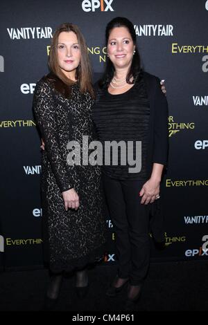 Stati Uniti d'America. Barbara Broccoli, Hillary Saltzman presso gli arrivi per tutto o niente: la storia indicibile di 007 Premiere, MoMA Museum of Modern Art di New York NY Ottobre 3, 2012. Foto di: Andres Otero/Everett raccolta/ Alamy live news. Foto Stock