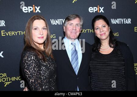 Stati Uniti d'America. Barbara Broccoli, Mark Greenberg, Hillary Saltzman presso gli arrivi per tutto o niente: la storia indicibile di 007 Premiere, MoMA Museum of Modern Art di New York NY Ottobre 3, 2012. Foto di: Andres Otero/Everett raccolta/ Alamy live news. Foto Stock