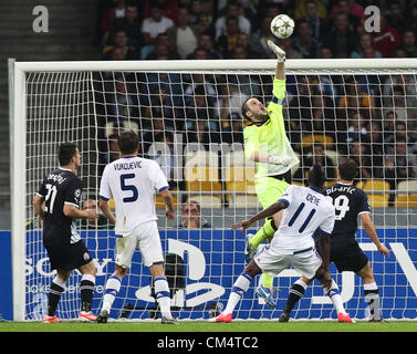 03.10.2012. Kiev, Ucraina. Ivan Kelava (L) della Dinamo Zagreb durante la UEFA Champions League gruppo di una partita di calcio tra Dinamo Kiev e Dinamo Zagreb all'Olimpiyskyi stadium di Kiev, Ucraina, 03 Ottobre 2012 Foto Stock