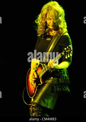 Ottobre 03, 2012 - New York New York, Stati Uniti - NANCY WILSON di cuore performing live in concerto al Beacon Theater di New York. (Credito Immagine: © Jeffrey Geller/ZUMAPRESS.com) Foto Stock