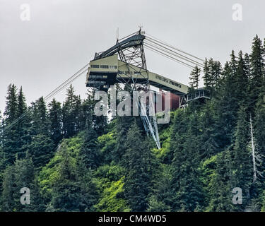 5 luglio 2012 - Borough di Juneau, Alaska, USA - Il montaggio superiore Roberts tramvia terminale, che conduce al tram Mountain Complex, 1.800 piedi (550Â m) al di sopra della Juneau waterfront cruise terminal, uno del sud est Alaska le attrazioni turistiche più popolari. Il settore del turismo è un grande contributo alla economia dell'Alaska. (Credito Immagine: © Arnold Drapkin/ZUMAPRESS.com) Foto Stock