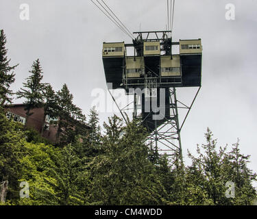 5 luglio 2012 - Borough di Juneau, Alaska, USA - Il montaggio superiore Roberts tramvia terminale, che conduce al tram Mountain Complex, 1.800 piedi (550Â m) al di sopra della Juneau waterfront cruise terminal, uno del sud est Alaska le attrazioni turistiche più popolari. Il settore del turismo è un grande contributo alla economia dell'Alaska. (Credito Immagine: © Arnold Drapkin/ZUMAPRESS.com) Foto Stock