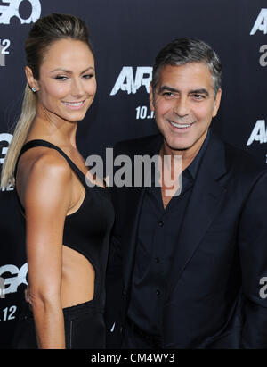 Stacy Keibler e George Clooney alla premiere del film per 'Argo' in Beverly Hills, CA 4 Ott 2012. Stati Uniti d'America. Foto Stock