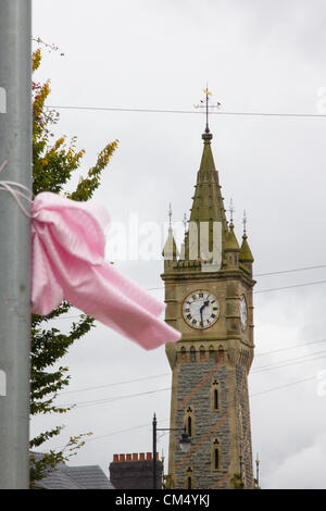 Machynlleth, Wales, Regno Unito. 5 ottobre 20112. Il tempo è in esecuzione per tali indagini di omicidio poco aprile Jones di Machynlleth. Mentre la massiccia ricerca della prova continua, sconvolto i residenti locali di rispondere ad un appello da mancanti 5 anno vecchio aprile Jones la famiglia di decorano la città con nastri rosa come un simbolo di speranza. Foto Stock