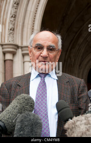 Londra, Regno Unito. 05/10/12. Ashfaq Ahmad, padre di Babar Ahmad parla dopo aver scoperto il suo figlio ha perso il suo ultimo fosso appello di estradizione. Credito: Pete Maclaine / Alamy Live News Foto Stock