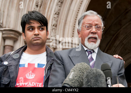 Londra, Regno Unito. 05/10/12. Ashfaq e Hamja Ahmed parlare dopo aver scoperto il loro figlio e fratello ha perso il suo ultimo fosso appello di estradizione. Credito: Pete Maclaine / Alamy Live News Foto Stock