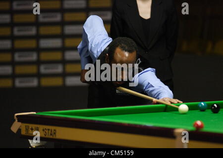 Gdynia, Polonia 5 ottobre 2012 giocatori di Snooker Championship Tour Gdynia Open 2012 una parte di Snooker Tour Europeo. Rory McLeod colpisce la palla durante la partita contro Ken Doherty Foto Stock