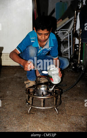 Azaz, Siria. Il 5 ottobre 2012. La vita dei bambini che sono in qualche modo cercando disperatamente di rimanere vivo e crescere in mezzo alla carneficina e caos attorno a loro é pur conservando la loro ebullience ad essere bambini ! AZAZÑIn Siria settentrionale, il 15 agosto almeno 80 persone sono state uccise in un'zaz come risultato del bombardamento aereo dai siriani Air Force Base di attivisti dell'opposizione e medici locali. Foto Stock