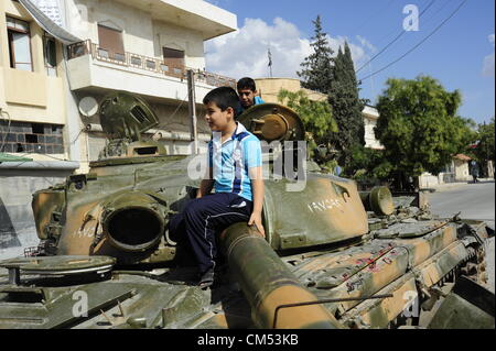 Azaz, Siria. Il 5 ottobre 2012. La vita dei bambini che sono in qualche modo cercando disperatamente di rimanere vivo e crescere in mezzo alla carneficina e caos attorno a loro é pur conservando la loro ebullience ad essere bambini ! AZAZÑIn Siria settentrionale, il 15 agosto almeno 80 persone sono state uccise in un'zaz come risultato del bombardamento aereo dai siriani Air Force Base di attivisti dell'opposizione e medici locali. Foto Stock