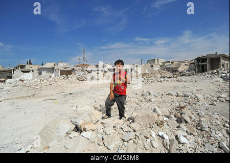 Azaz, Siria. Il 5 ottobre 2012. La vita dei bambini che sono in qualche modo cercando disperatamente di rimanere vivo e crescere in mezzo alla carneficina e caos attorno a loro é pur conservando la loro ebullience ad essere bambini ! AZAZÑIn Siria settentrionale, il 15 agosto almeno 80 persone sono state uccise in un'zaz come risultato del bombardamento aereo dai siriani Air Force Base di attivisti dell'opposizione e medici locali. Foto Stock