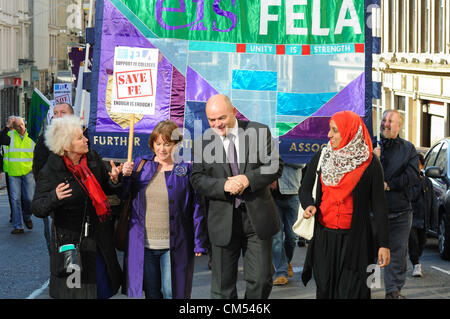 Glasgow, Scotland, Regno Unito. Sabato 6 ottobre. EIS insegnamento membri marzo sebbene Glasgow city centre in segno di protesta contro i tagli proposti al college educativi. Larry Flanagan, Susan Quinn, Penny Gower in frequenza. Foto Stock