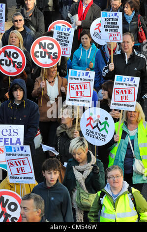 Glasgow, Scotland, Regno Unito. Sabato 6 ottobre. EIS insegnamento membri marzo sebbene Glasgow city centre in segno di protesta contro i tagli proposti al college educativi. Foto Stock