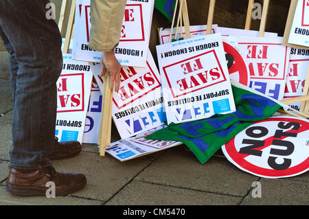 Glasgow, Scotland, Regno Unito. Sabato 6 ottobre. EIS insegnamento membri marzo sebbene Glasgow city centre in segno di protesta contro i tagli proposti al college educativi. Foto Stock