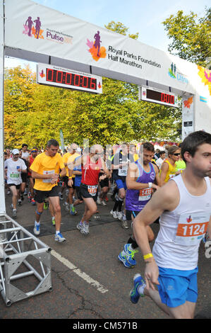 Hyde Park, London, Regno Unito. Il 7 ottobre 2012. La gara si avvia. Il Royal Parks mezza maratona avviene attraverso parchi e zone centrali di Londra. Foto Stock