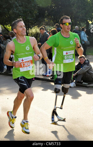 Hyde Park, London, Regno Unito. Il 7 ottobre 2012. Un uomo che corre su 'lame'. Il Royal Parks mezza maratona avviene attraverso parchi e zone centrali di Londra. Foto Stock