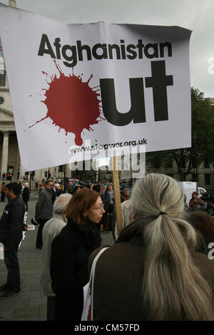 Londra, UK, 7 ottobre 2012. Protester contro la guerra in Afghanistan tenendo un cartello con lo slogan "l'Afghanistan". Londra, Regno Unito, 07/10/2012. Credito: Mario Mitsis / Alamy Live News Foto Stock