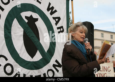 Londra, UK, 7 ottobre 2012. Giornalista Victoria Britton parlando all'undicesimo anniversario della guerra in Afghanistan. Credito: Mario Mitsis / Alamy Live News Foto Stock