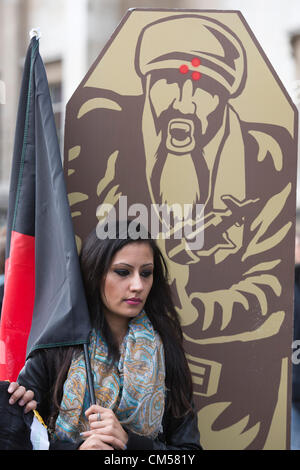 Trafalgar Square, Londra, Regno Unito, domenica 7 ottobre 2012. 'Stop la coalizione bellica' detiene una denominazione "morti" cerimonia sull'undicesimo anniversario dell inizio del conflitto in Afghanistan e invita il governo a portare a casa le truppe. Foto Stock