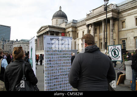 Londra REGNO UNITO. Il 7 ottobre 2012. Anniversario dell inizio della guerra in Afghanistan - Fermare la guerra coalizione detiene una denominazione "morti" cerimonia Foto Stock