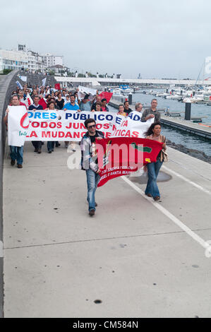 Protesta pacifica organizzata dall'unione CGTP raccoglie gli attivisti nelle Azzorre il venerdì contro austerità, povertà e nuove tasse. Foto Stock