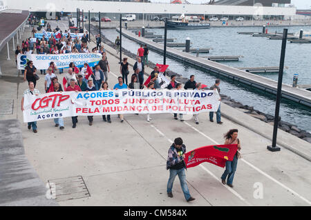 Protesta pacifica organizzata dall'unione CGTP raccoglie gli attivisti nelle Azzorre il venerdì contro austerità, povertà e nuove tasse. Foto Stock