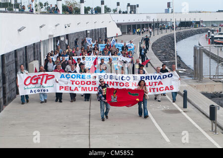 Protesta pacifica organizzata dall'unione CGTP raccoglie gli attivisti nelle Azzorre il venerdì contro austerità, povertà e nuove tasse. Foto Stock