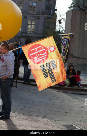 Il 7 ottobre 2012 Birmingham REGNO UNITO. TUC rally e dimostrazione a partito dei conservatori, conferenza di Birmingham. Vigili del fuoco Unione bandiera in Victoria Square. Foto Stock