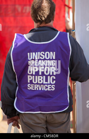 Il 7 ottobre 2012 Birmingham REGNO UNITO. TUC rally e dimostrazione a partito dei conservatori, conferenza di Birmingham. Unison tabard dal retro vicino. Foto Stock