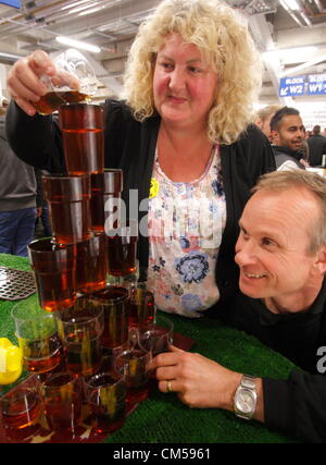 La birra2Net2 Festival, Proact Stadium, Chesterfield, Derbyshire, Regno Unito. (L-R), Jane Lefley, Chesterfield & District CAMRA rappresentante & John Baldock, Presidente del Derbyshire Brewer's collettivo il seguente annuncio da parte della campagna per Real Ale (CAMRA) che vi sono mille fabbriche di birra nel Regno Unito - più che in qualsiasi altro momento dagli anni trenta Õs. Jane Lefley dette figure pubblicato dalla East Midlands birrerie regionali dimostrano che vi sono più Real Ale birrerie del Derbyshire rispetto a qualsiasi altra contea del Regno Unito. Foto Stock