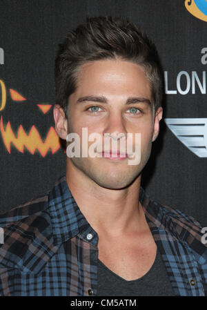 Il 7 ottobre 2012 - Los Angeles, California, Stati Uniti - Dean Geyer assiste quarto Annual Los Angeles Haunted Hayride il 7 ottobre 2012 Griffith Park,Los Angeles,CA.USA.(Immagine di credito: © TLeopold/Globe foto/ZUMAPRESS.com) Foto Stock