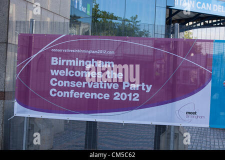 Partito conservatore banner fisso al recinto vicino alla ICC per la loro conferenza. membri Birmingham accoglie il congresso del Partito Conservatore 2012. Foto Stock