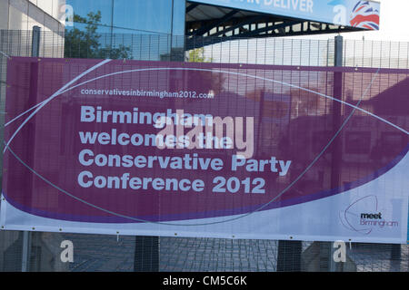 Partito conservatore banner fisso al recinto vicino alla ICC per la loro conferenza. membri Birmingham accoglie il congresso del Partito Conservatore 2012. Foto Stock