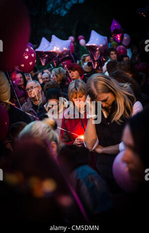 8 Ott 2012 Aberystwyth Wales UK centinaia di persone si radunano per rilasciare i palloncini rosa in memoria di mancanti 5 anno-vecchio APRILE JONES , in un parco giochi in Penparcau Aberystwyth 46 anno vecchio MRK BRIDGER è stato caricato con il suo assassinio e sulla carcerazione preventiva inManchester carcere in attesa del suo aspetto tramite collegamento video a Caernarfon Crown Court Mercoledì 10 Ott Foto ©keith morris Foto Stock