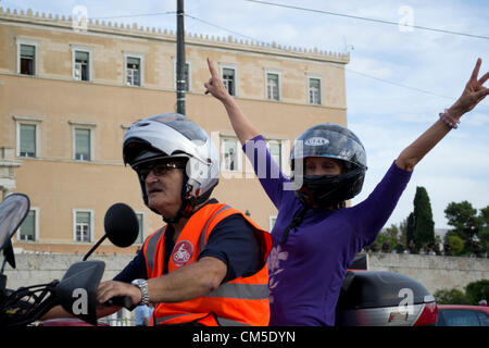 Atene, Grecia, 8 ottobre 2012. Settore pubblico e privato dei sindacati dimostrare di fronte al parlamento greco. I manifestanti detenuti banner e gridato slogan contro le prossime privatizzazioni, pacchetto di austerità e A. Merkel in visita in Grecia. Credito: Nikolas Georgiou / Alamy Live News Foto Stock