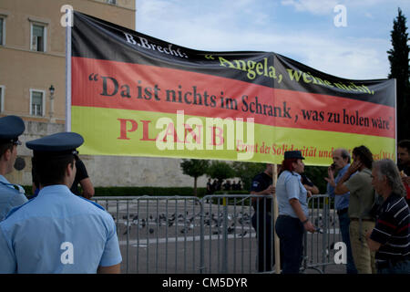 Atene, Grecia, 8 ottobre 2012. Settore pubblico e privato dei sindacati dimostrare di fronte al parlamento greco. I manifestanti detenuti banner e gridato slogan contro le prossime privatizzazioni, pacchetto di austerità e A. Merkel in visita in Grecia. Credito: Nikolas Georgiou / Alamy Live News Foto Stock