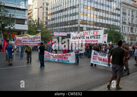 Atene, Grecia, 8 ottobre 2012. Settore pubblico e privato dei sindacati dimostrare di fronte al parlamento greco. I manifestanti detenuti banner e gridato slogan contro le prossime privatizzazioni, pacchetto di austerità e A. Merkel in visita in Grecia. Credito: Nikolas Georgiou / Alamy Live News Foto Stock