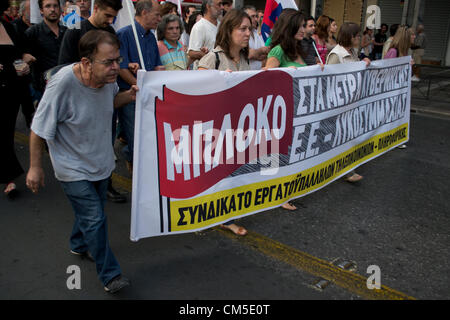 Atene, Grecia, 8 ottobre 2012. Settore pubblico e privato dei sindacati dimostrare di fronte al parlamento greco. I manifestanti detenuti banner e gridato slogan contro le prossime privatizzazioni, pacchetto di austerità e A. Merkel in visita in Grecia. Credito: Nikolas Georgiou / Alamy Live News Foto Stock