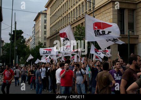 Atene, Grecia, 8 ottobre 2012. Settore pubblico e privato dei sindacati dimostrare di fronte al parlamento greco. I manifestanti detenuti banner e gridato slogan contro le prossime privatizzazioni, pacchetto di austerità e A. Merkel in visita in Grecia. Credito: Nikolas Georgiou / Alamy Live News Foto Stock