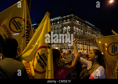 Atene, Grecia, 8 ottobre 2012. Settore pubblico e privato dei sindacati dimostrare di fronte al parlamento greco. I manifestanti detenuti banner e gridato slogan contro le prossime privatizzazioni, pacchetto di austerità e A. Merkel in visita in Grecia. Credito: Nikolas Georgiou / Alamy Live News Foto Stock