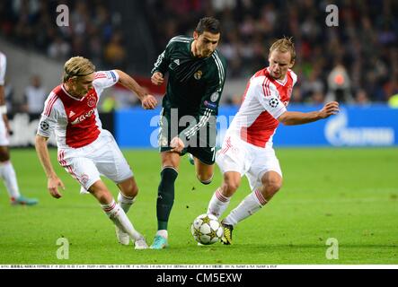 (L-R) Christian Poulsen (Ajax), Cristiano Ronaldo (reale), Siem de Jong (Ajax), 3 ottobre 2012 - Calcio : UEFA Champions League Gruppo D match tra Ajax 1-4 Real Madrid a Amsterdam ArenA di Amsterdam, Paesi Bassi. (Foto di Takamoto Tokuhara/AFLO) Foto Stock