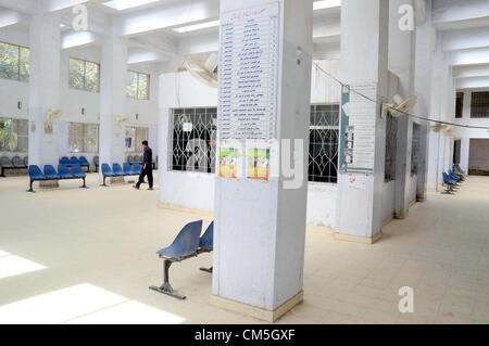 QUETTA, PAKISTAN, Ott 09: i pazienti e i loro accompagnatori sono visti preoccupati nel dipartimento OPD edificio grazie ai medici protestare contro l uccisione dei medici, all'ospedale civile di Quetta Martedì, Ottobre 09, 2012. (Arsalan Naseer/PPI immagini). Foto Stock