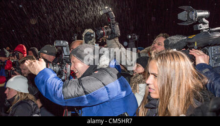 Reykjavik, Islanda. 9 ottobre 2012. L'immaginare la pace Tower è un memoriale di John Lennon da Yoko Ono, primo inaugurato nel 2007. È situato sulla isola Videy, al largo della costa di Reykjavik, Islanda. Esso è costituito da un alto "torre di luce', proiettata da una pietra bianca con la scritta 'immaginare la pace" in 24 lingue queste parole, e il nome della torre, sono un riferimento a Lennon dell inno di pace, immaginare. La torre è accesa ogni anno a partire dal 9 ottobre, Lennon il compleanno, attraverso 8 dicembre la data della sua morte. Credito: Arctic-Images / Alamy Live News Foto Stock