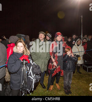 Reykjavik, Islanda. 9 ottobre 2012. L'immaginare la pace Tower è un memoriale di John Lennon da Yoko Ono, primo inaugurato nel 2007. È situato sulla isola Videy, al largo della costa di Reykjavik, Islanda. Esso è costituito da un alto "torre di luce', proiettata da una pietra bianca con la scritta 'immaginare la pace" in 24 lingue queste parole, e il nome della torre, sono un riferimento a Lennon dell inno di pace, immaginare. La torre è accesa ogni anno a partire dal 9 ottobre, Lennon il compleanno, attraverso 8 dicembre la data della sua morte. Credito: Arctic-Images / Alamy Live News Foto Stock