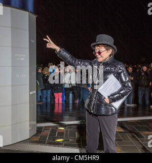 Reykjavik, Islanda. 9 ottobre 2012. L'immaginare la pace Tower è un memoriale di John Lennon da Yoko Ono, primo inaugurato nel 2007. È situato sulla isola Videy, al largo della costa di Reykjavik, Islanda. Esso è costituito da un alto "torre di luce', proiettata da una pietra bianca con la scritta 'immaginare la pace" in 24 lingue queste parole, e il nome della torre, sono un riferimento a Lennon dell inno di pace, immaginare. La torre è accesa ogni anno a partire dal 9 ottobre, Lennon il compleanno, attraverso 8 dicembre la data della sua morte. Credito: Arctic-Images / Alamy Live News Foto Stock