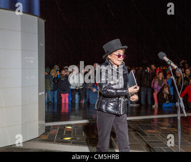 Reykjavik, Islanda. 9 ottobre 2012. L'immaginare la pace Tower è un memoriale di John Lennon da Yoko Ono, primo inaugurato nel 2007. È situato sulla isola Videy, al largo della costa di Reykjavik, Islanda. Esso è costituito da un alto "torre di luce', proiettata da una pietra bianca con la scritta 'immaginare la pace" in 24 lingue queste parole, e il nome della torre, sono un riferimento a Lennon dell inno di pace, immaginare. La torre è accesa ogni anno a partire dal 9 ottobre, Lennon il compleanno, attraverso 8 dicembre la data della sua morte. Credito: Arctic-Images / Alamy Live News Foto Stock