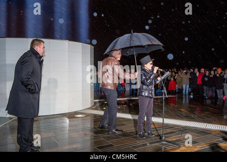Reykjavik, Islanda. 9 ottobre 2012. L'immaginare la pace Tower è un memoriale di John Lennon da Yoko Ono, primo inaugurato nel 2007. È situato sulla isola Videy, al largo della costa di Reykjavik, Islanda. Esso è costituito da un alto "torre di luce', proiettata da una pietra bianca con la scritta 'immaginare la pace" in 24 lingue queste parole, e il nome della torre, sono un riferimento a Lennon dell inno di pace, immaginare. La torre è accesa ogni anno a partire dal 9 ottobre, Lennon il compleanno, attraverso 8 dicembre la data della sua morte. Credito: Arctic-Images / Alamy Live News Foto Stock
